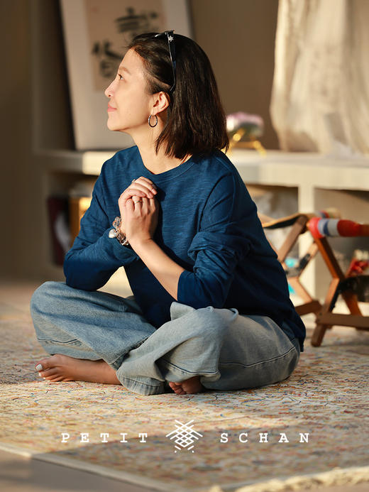 Petit Schan小闪 CLO#1072 Blue on Spring Branches 蓝上春枝 竹节棉蓝染手工刺绣长袖T恤 商品图4