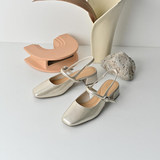 经典鲨2026年夏专柜新品时尚方头中粗跟气质后空凉鞋单鞋女KW89-629101 商品图2