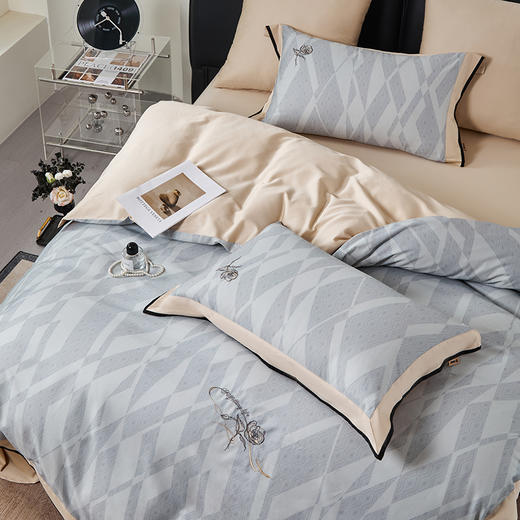 多喜爱 60S贡缎长绒棉四件套 柏寇/奥瑞莉{DO女士系列}【刺绣&宽边&织带工艺】【双股织造】【礼盒装】现代轻奢 都市优雅细腻顺滑 柔软亲肤 清爽透气 耐洗耐磨 商品图2