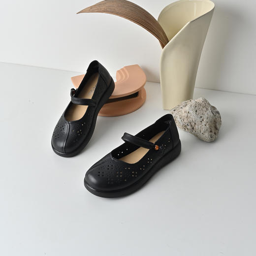 经典鲨2026年夏专柜新品牛皮革复古镂空轻便软底通勤凉鞋女KW233-629021 商品图3