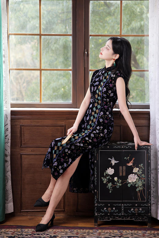 逸红颜明月优选#民族风腰果花烂花旗袍【黛辞】复古锦绒，王家卫港风古董花瓶旗袍 商品图2
