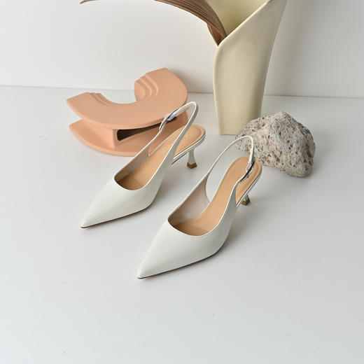 经典鲨2026年专柜新品气质尖头6cm细高跟后空单鞋时装凉鞋女KW89-629111 商品图2