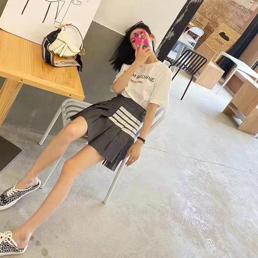 F0316118四季可穿新款前短后长不对称白杠灰色百褶短裙 商品图9