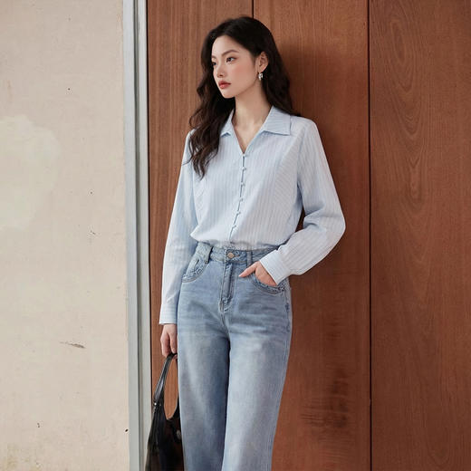 【限时秒杀】西遇浅蓝细条纹翻领衬衫女2026春季新款宽松显瘦V领长袖通勤衬衣10260084 商品图2
