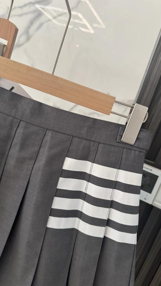 F0316118四季可穿新款前短后长不对称白杠灰色百褶短裙 商品图3