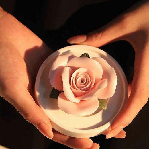 双非遗手捏玫瑰瓷花线香盘香礼盒，一套内含：非遗手捏瓷花+仙鹤莲花香炉+鹅梨帐中香+中国4大名香之一的龙涎香+礼盒、手提礼袋【G】 商品图1