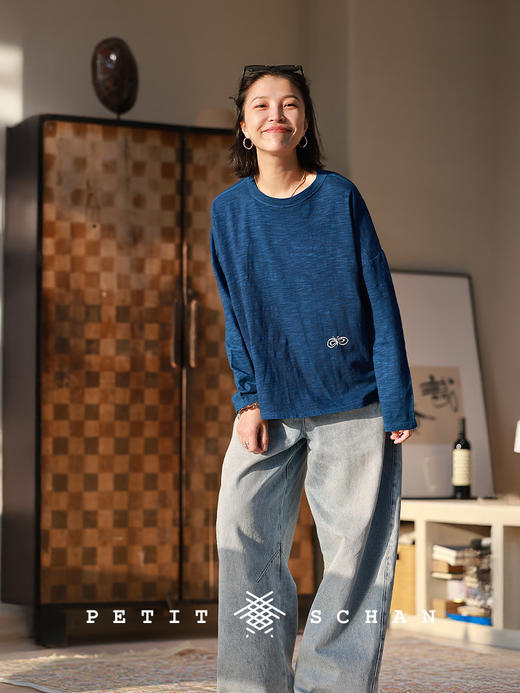 Petit Schan小闪 CLO#1072 Blue on Spring Branches 蓝上春枝 竹节棉蓝染手工刺绣长袖T恤 商品图3