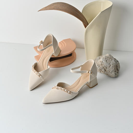 经典鲨2026年夏季专柜新品气质尖头高粗跟一字带凉鞋单鞋女KW87-629061 商品图1