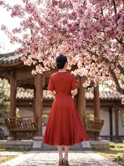 HJ2S86_银朱色_连衣裙_夏季_新中式圆领流苏盘扣提花缎面收腰显瘦气质 A 字长裙_高级女装_BERNIEELEN 伯妮斯茵 商品图3