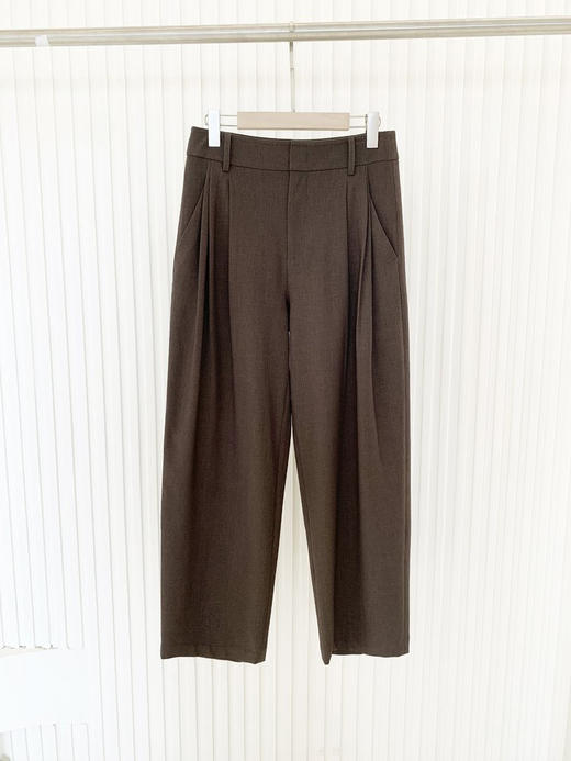 松露灰棕多层打褶阔腿西裤 温柔灰调清冷西装裤 高智感拿捏得刚刚好 三道褶设计 自带复古书卷气 精致 TR 面料 超好打理 商品图9