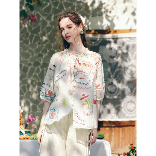 两三事 小岛微风 2026春季新款趣味印花绑带v领灯笼袖衬衫女宽松 商品图1