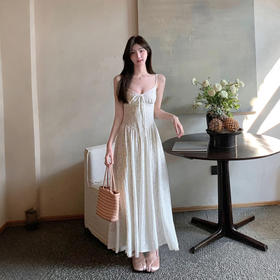 西遇法式掐腰连衣裙女夏季新款米白色度假风系带v领吊带裙SS050841