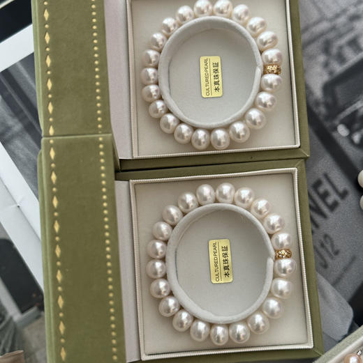 大家都喊补货 比上次3/8活动要小一号的无核珍珠做的 9-11mm左右 亮度很好 基本无暇 不是正圆哦 追求正圆勿拍 价格上尽力了 399/串 商品图1