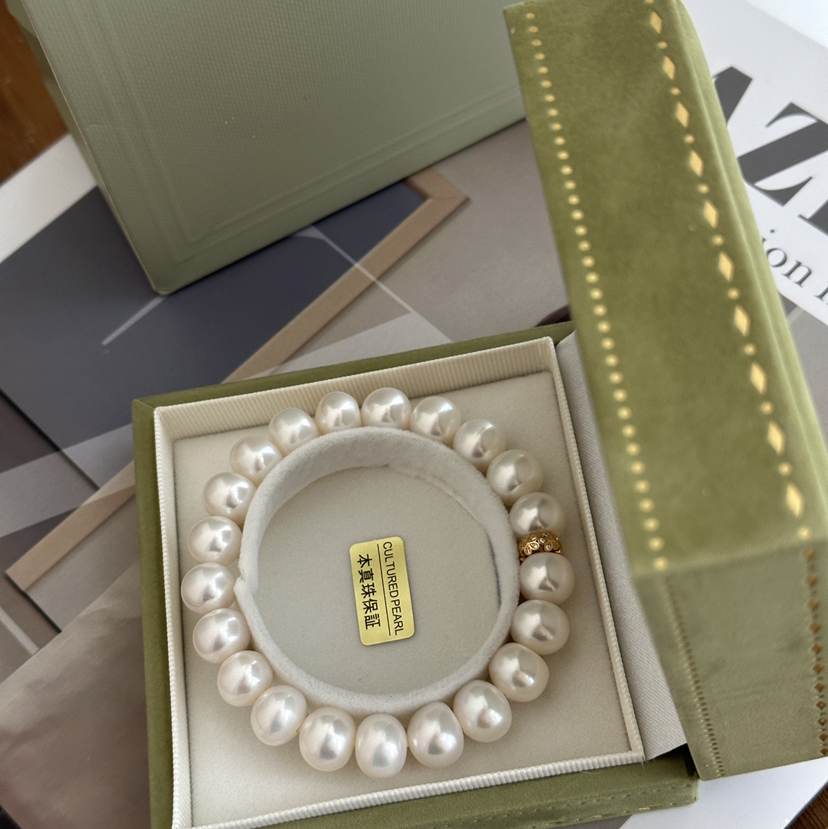 大家都喊补货 比上次3/8活动要小一号的无核珍珠做的 9-11mm左右 亮度很好 基本无暇 不是正圆哦 追求正圆勿拍 价格上尽力了 399/串