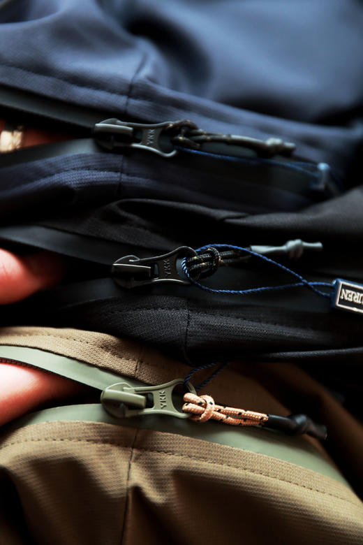 压胶工艺+双拉链设计，软壳冲锋衣一枚。户外登山连帽夹克E031788 商品图1