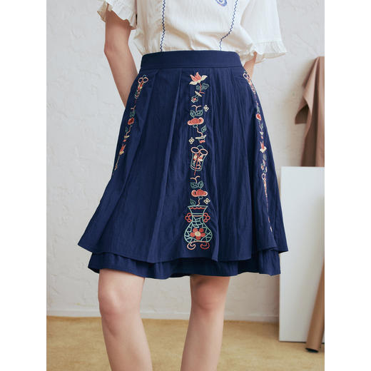 两三事 古谣折痕 2026春季新款森女风绣花压褶双层裙摆短裙半身裙 商品图1