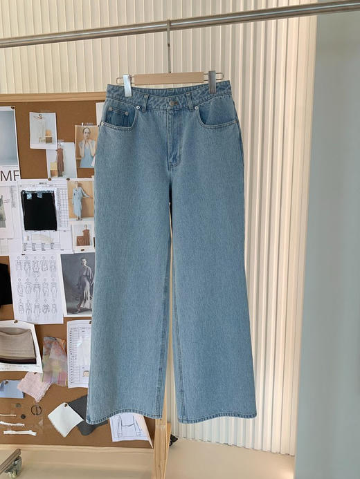 全棉牛仔阔腿长裤 经典浅蓝环保牛仔裤 意大利进口环保牛仔面料 经典畅销裤型 轻松拿捏高级氛围感 阔腿版型 显瘦显高一步到位 商品图9