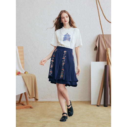 两三事 古谣折痕 2026春季新款森女风绣花压褶双层裙摆短裙半身裙 商品图3