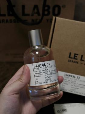 Le Labo实验室33号 不愧是人间扳手香 清冷又高级的小众檀木香 生人勿近中带着一丝温柔 像是走进一家百年图书馆 翻开一本泛黄的皮革古籍 阳光透过窗户洒在旧书页上 温暖又治愈