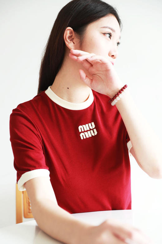 宫廷复古红tee，胸口小标刺绣。显白亲肤棉圆领撞色t恤女E031758 商品图13