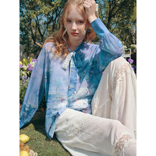 两三事 无尽假日 2026春季新款温柔风印花蕾丝拼接绑带长袖衬衫女 商品图2