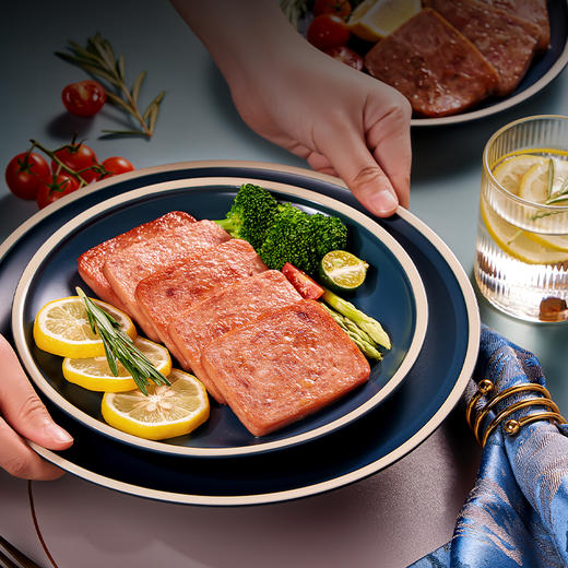 【自营】锋味派黑猪午餐肉独立包装早餐方便速食火腿肠香肠火锅食材 原味午餐肉 黑胡椒味 320g/盒 商品图1