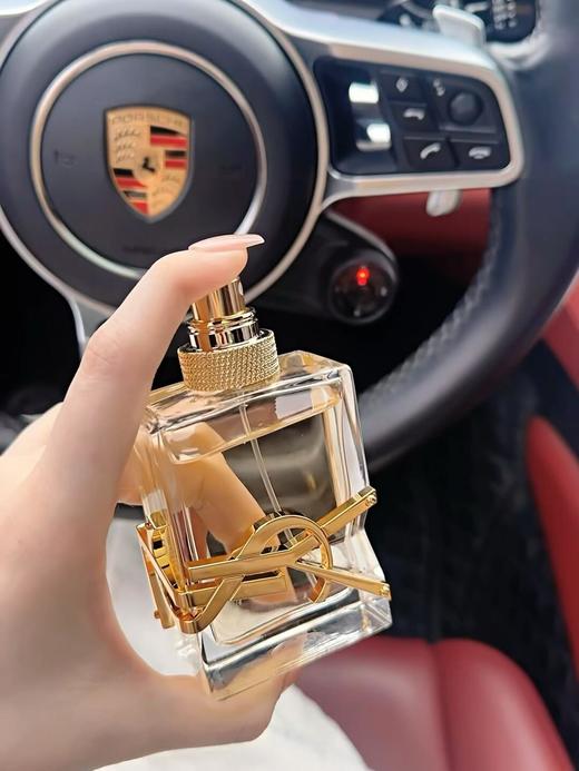 大牌入门香！是每个女生的成人礼 YSL自由之水 它不是那种软绵绵的甜香 也不是拒人千里的冷感 每次喷上它，都像给自己一个坚定的心理暗示 也像穿上了一层气味铠甲！ 商品图1