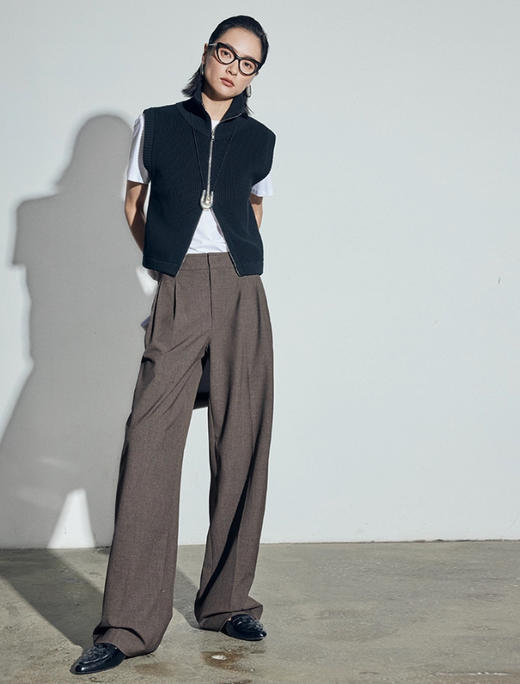 松露灰棕多层打褶阔腿西裤 温柔灰调清冷西装裤 高智感拿捏得刚刚好 三道褶设计 自带复古书卷气 精致 TR 面料 超好打理 商品图4