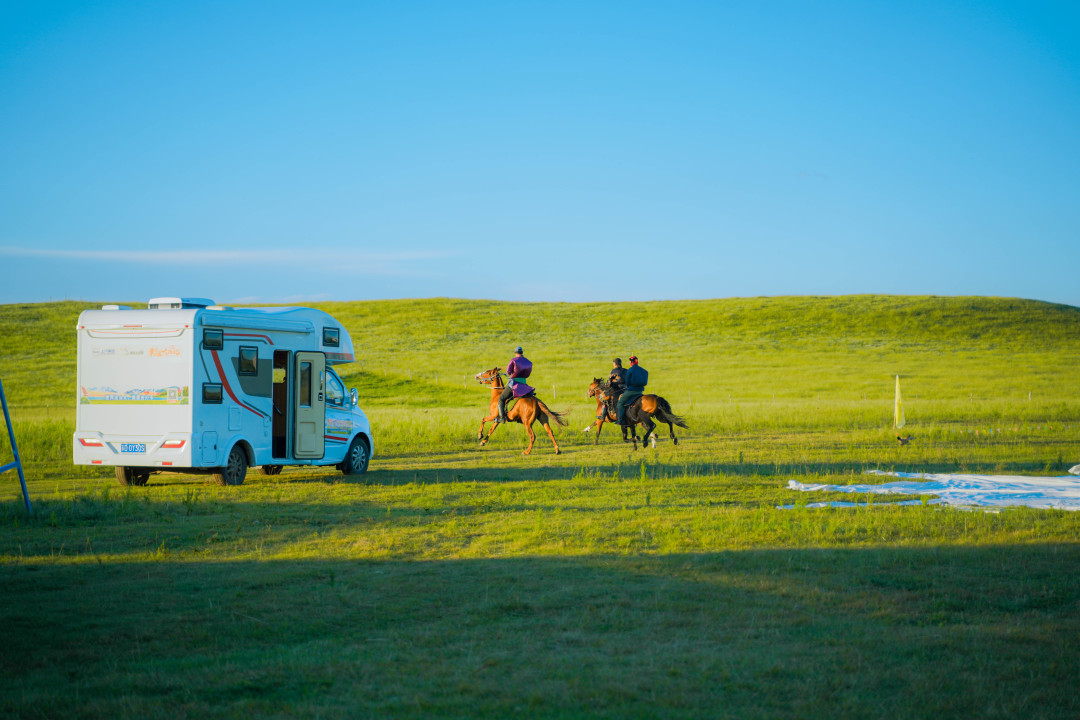 早鸟立减700！房车游牧·乌兰布统6天5晚亲子营 | 漫游达达线，Get央妈认证的最美草原公路！草原深度骑马、少年那达慕，走进草原赛马手的游牧生活，美学下午茶&游牧音乐会...