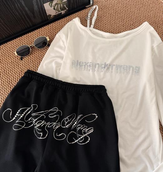 点此购买 大王春秋季女士字母重工烫钻斜肩长袖休闲裤套装 LL 342516 商品图9