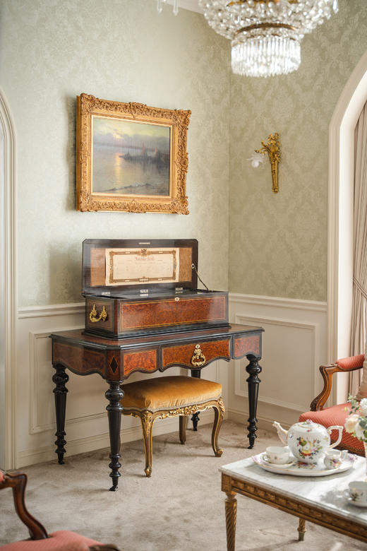 独角鹿西洋古董19世纪末瑞士出品铜鎏金精雕提手装饰描金黄檀木贴面外箱配曼陀铃短笛滚轴式带底桌大型音乐盒 商品图0