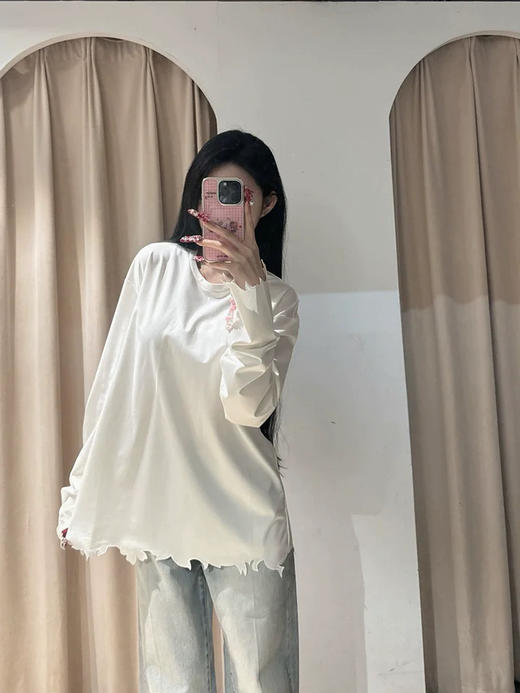 剪纸切割圆领T恤 极简主义遇见解构美学T恤 落肩剪裁 微宽袖口 丝光面布 垂坠性好 面料织出细微的纹理质感 商品图4