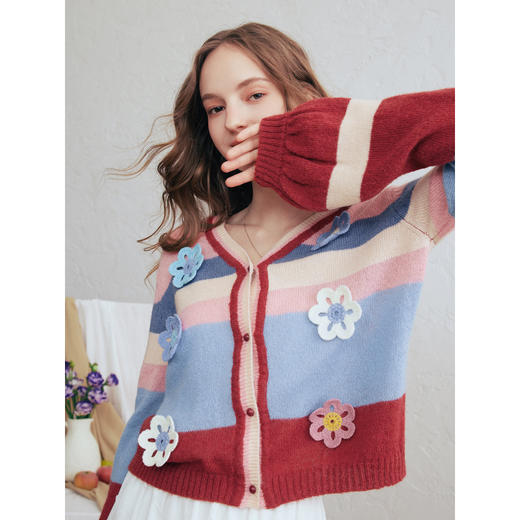 两三事 糖心信号 2026春季新款立体手钩花撞色条纹针织开衫女短款 商品图1