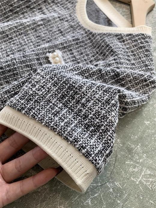 二店y 【3045】 贵气感~珍珠胸袋小香风肌理感浮雕 圆领短袖T恤 商品图4