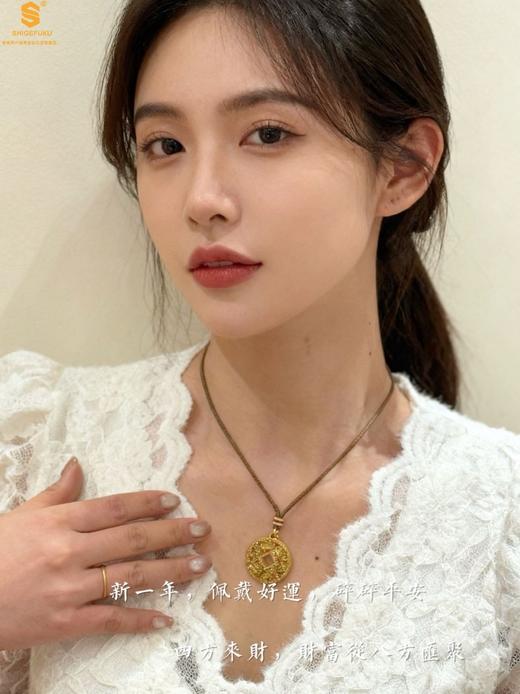 【香港周六福黄金钻石首饰】碎冰冰吉言来财钱币K金吊坠(附赠手编绳) 商品图1