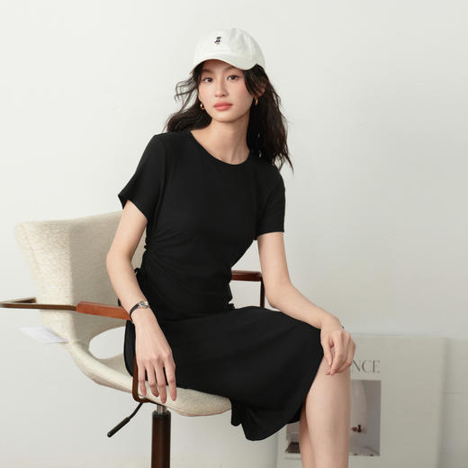【严选】诗凡黎小黑裙短袖圆领针织连衣裙2026夏新款侧边抽绳收腰显瘦裙子7H3390231 商品图4