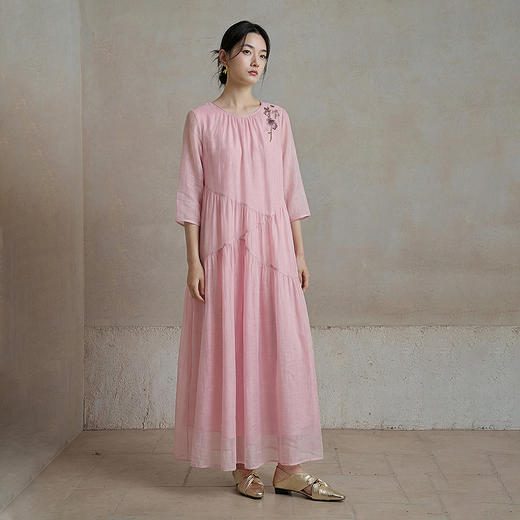 【林栖设计小店】柔花静栖|生活在左2026春夏新品苎麻粉色绣花宽松连衣裙1962233 商品图2