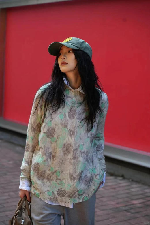 水彩花卉印花套头衫 𝑯型直筒版型 轮廓松弛恰到好处 面料定向拉毛 轻盈蓬松 水彩花卉印染 表面细腻的绒感肌理 商品图4