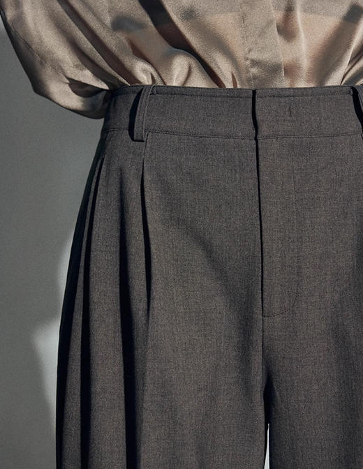 松露灰棕多层打褶阔腿西裤 温柔灰调清冷西装裤 高智感拿捏得刚刚好 三道褶设计 自带复古书卷气 精致 TR 面料 超好打理 商品图3