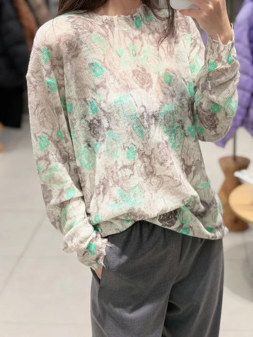 水彩花卉印花套头衫 𝑯型直筒版型 轮廓松弛恰到好处 面料定向拉毛 轻盈蓬松 水彩花卉印染 表面细腻的绒感肌理 商品图6