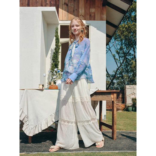 两三事 无尽假日 2026春季新款温柔风印花蕾丝拼接绑带长袖衬衫女 商品图3