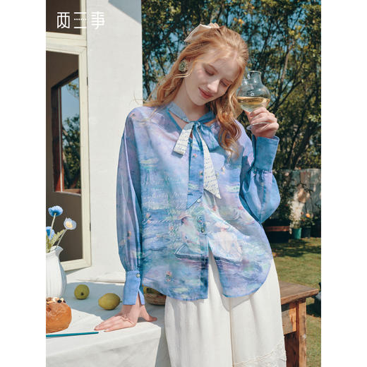 两三事 无尽假日 2026春季新款温柔风印花蕾丝拼接绑带长袖衬衫女 商品图0