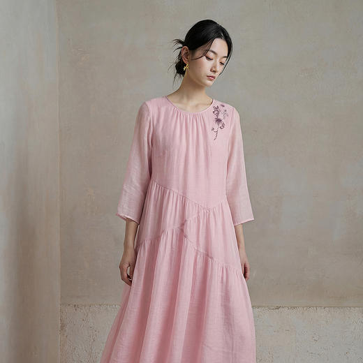 【林栖设计小店】柔花静栖|生活在左2026春夏新品苎麻粉色绣花宽松连衣裙1962233 商品图1