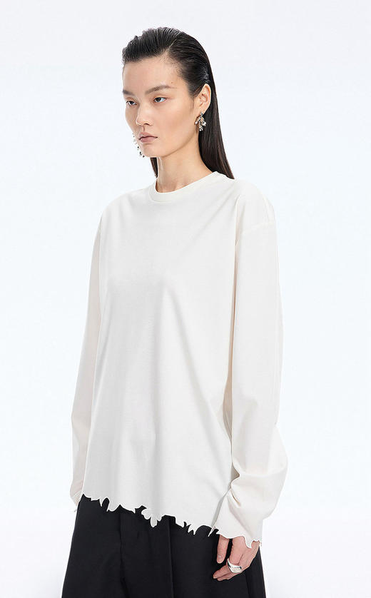 剪纸切割圆领T恤 极简主义遇见解构美学T恤 落肩剪裁 微宽袖口 丝光面布 垂坠性好 面料织出细微的纹理质感 商品图1