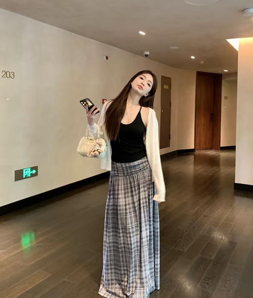 老米优品🎈69元买一送一！解锁氛围感穿搭《法式 U领自带bra蕾丝美背背心》95%棉+5%氨纶！小心机设计感 温柔又性感 螺纹棉亲肤透气 春夏内搭外穿显瘦 内搭衬衫 外搭牛仔西装LYZ 商品图5