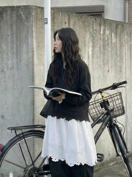 剪纸切割圆领T恤 极简主义遇见解构美学T恤 落肩剪裁 微宽袖口 丝光面布 垂坠性好 面料织出细微的纹理质感 商品图7