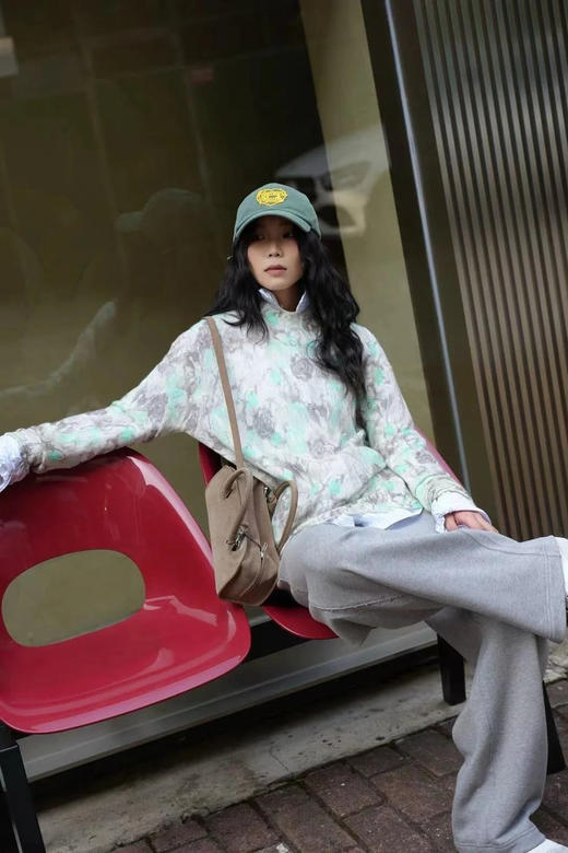 水彩花卉印花套头衫 𝑯型直筒版型 轮廓松弛恰到好处 面料定向拉毛 轻盈蓬松 水彩花卉印染 表面细腻的绒感肌理 商品图5