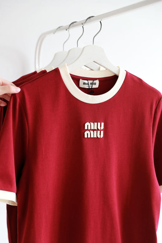 宫廷复古红tee，胸口小标刺绣。显白亲肤棉圆领撞色t恤女E031758 商品图4
