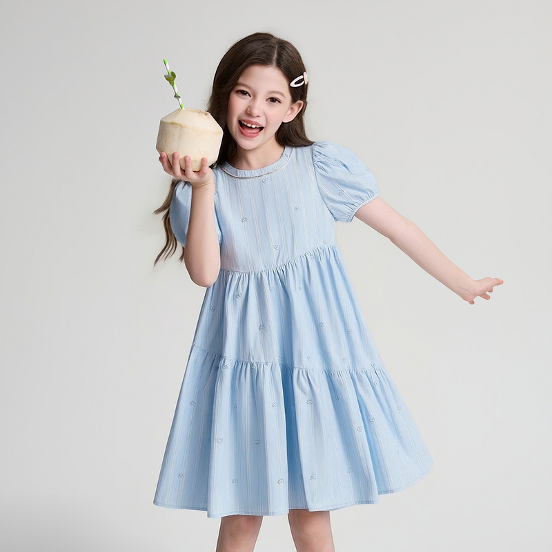 笛莎Deesha 2026年夏季新款中童女童F时尚出街肌理感蓝色条纹棉布精美刺绣泡泡袖连衣裙