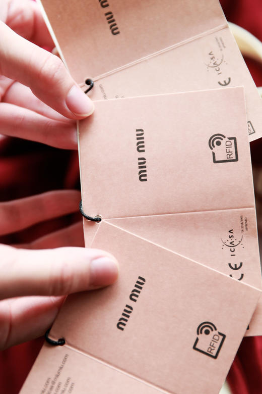 宫廷复古红tee，胸口小标刺绣。显白亲肤棉圆领撞色t恤女E031758 商品图2